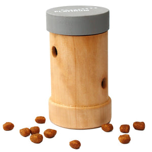 PLATINUM Activity Snack Roll za mačke: je lesena posodica za priboljške s stranskimi luknjami in sivim pokrovom, namenjena za mentalno stimulacijo, prikazana z razpršenimi rjavimi priboljški za hišne ljubljenčke.