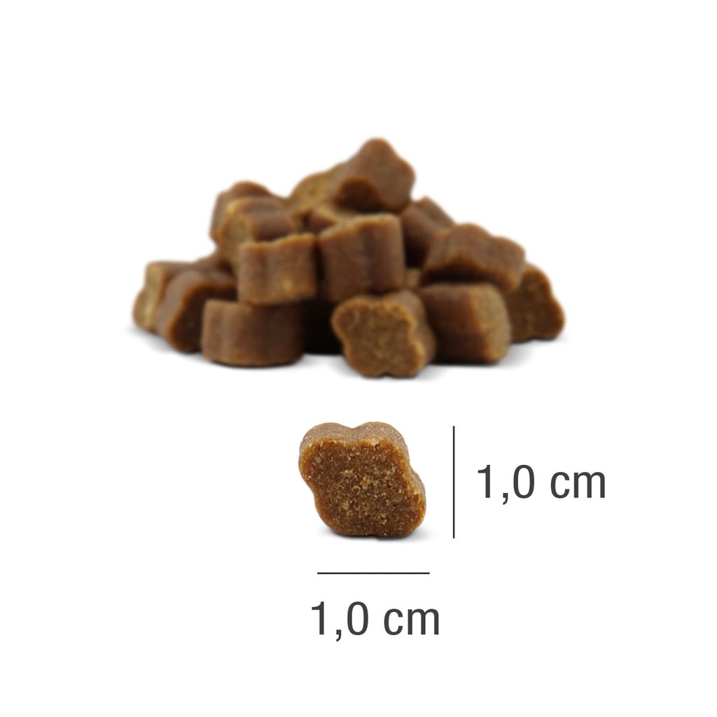 Kup majhnih, rjavih, cvetličnih priboljškov PLATINUM Click-Bits Chicken + Lamb 150g (Fit priboljški za Pse), izdelanih s Fleischsaftgarungom. En priboljšek spredaj prikazuje svojo velikost 1 cm x 1 cm na beli podlagi.