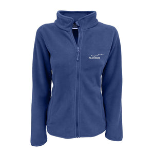 Ekskluzivna ženska modra obleka je kotna PLATINUM z zadrgo, dolgimi rokavi in stoječim ovratnikom. Na levi strani prsnega koša je bel logotip in napis PLATINUM. Popolna izbira za lastnice psov, prikazana na belem ozadju.